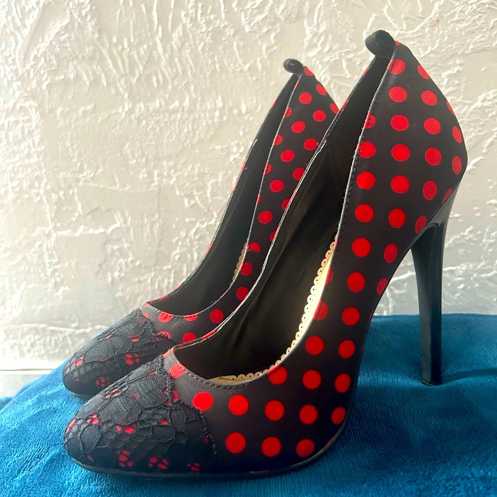 High heel pumps